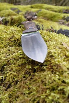 Alt:"Outdoormesser Irbis von 4Knives liegt auf einer Moosfläche"