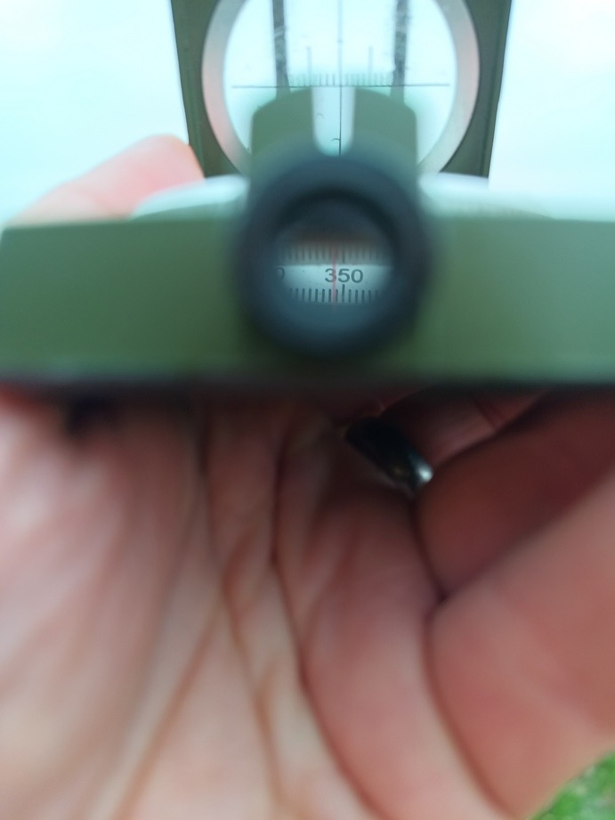 Zielpeilung mit Peilkompass über Fadenkreuz und Ablesung im Sichtfenster