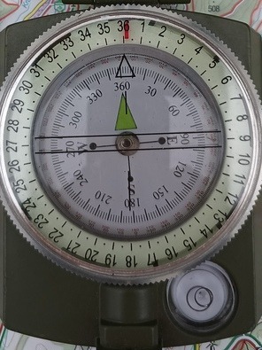 Kompassrose mit Gradeinteilung in 2-Grad-Schritten zur Orientierung im Gelände