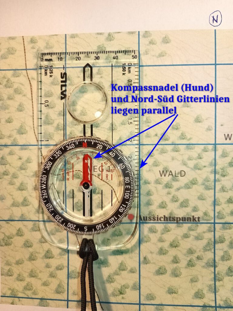 Kompass parallel zu Nord-Süd-Gitterlinien auf der Karte
