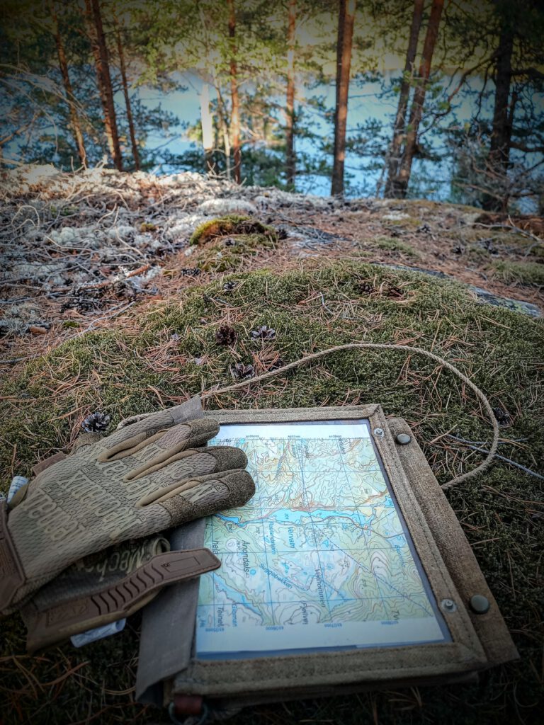 Karte und Outdoor-Ausrüstung in der Natur als Grundlage für sichere Orientierung