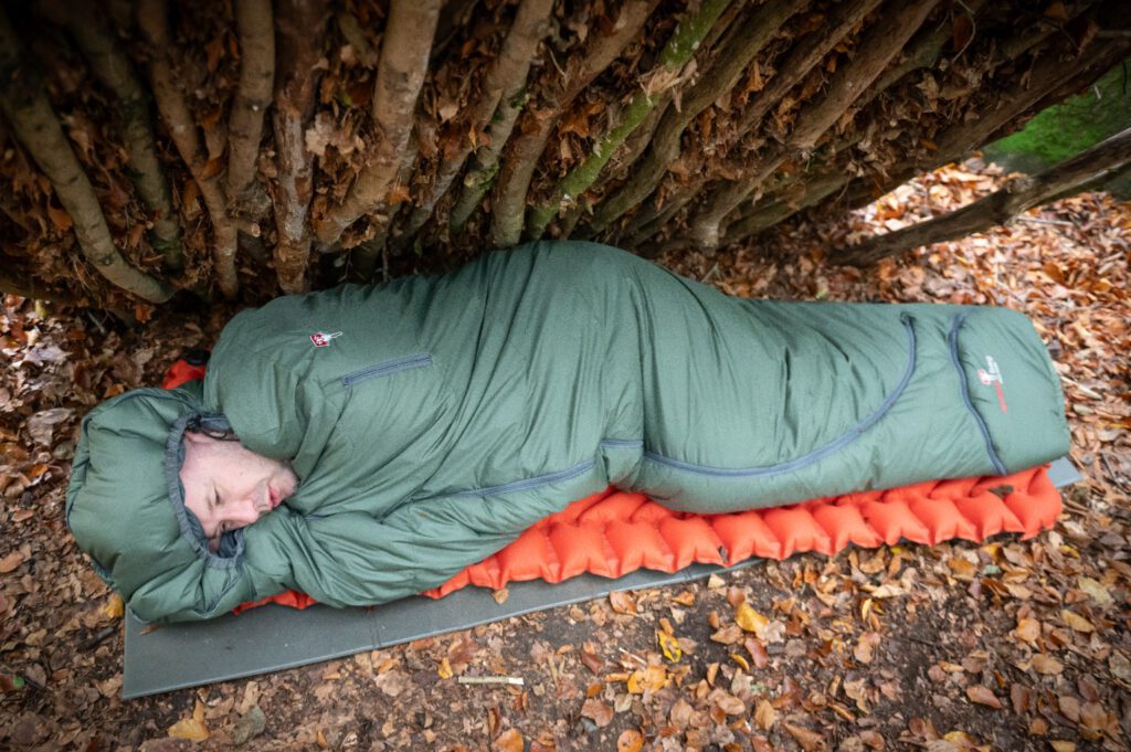 Bundeswehr Isomatte als Unterlage unter einer Luftmatratze im Wald
