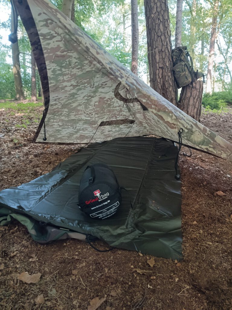Finnische Militär Isomatte mit seitlichen Flügeln als Bodenisolierung im Wald