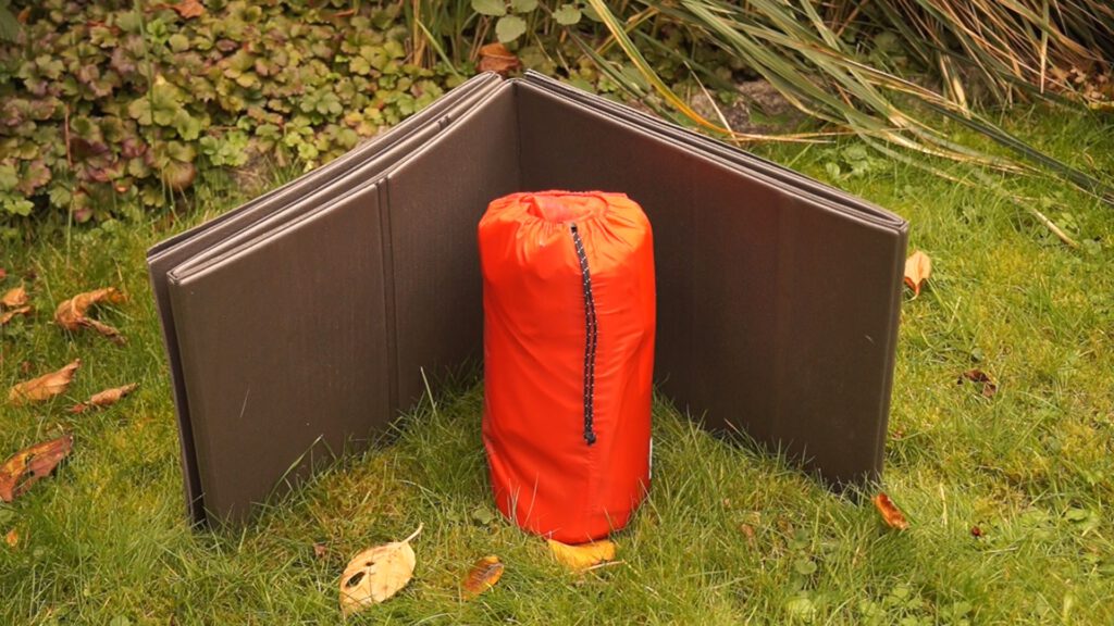 Bundeswehr Isomatte und Outdoor Luftmatratze im Größenvergleich.