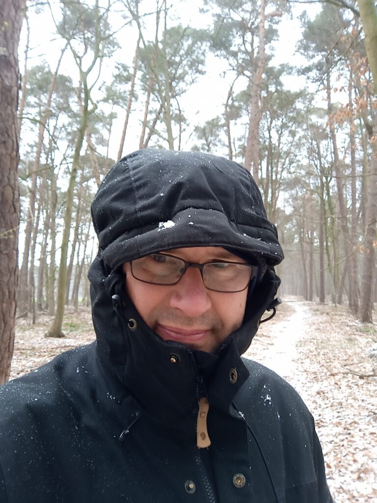 wasserdichte Outdoorjacke im Schnee im Wald getragen