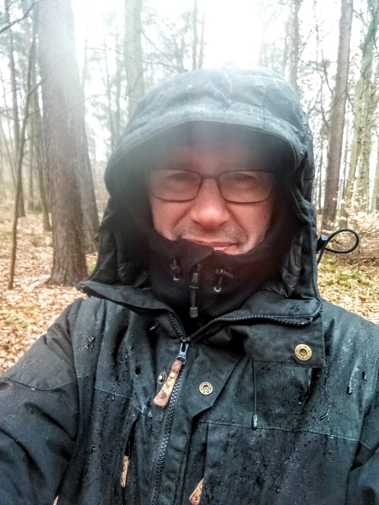 gewachste Outdoorjacke im Wald getragen wetterfest