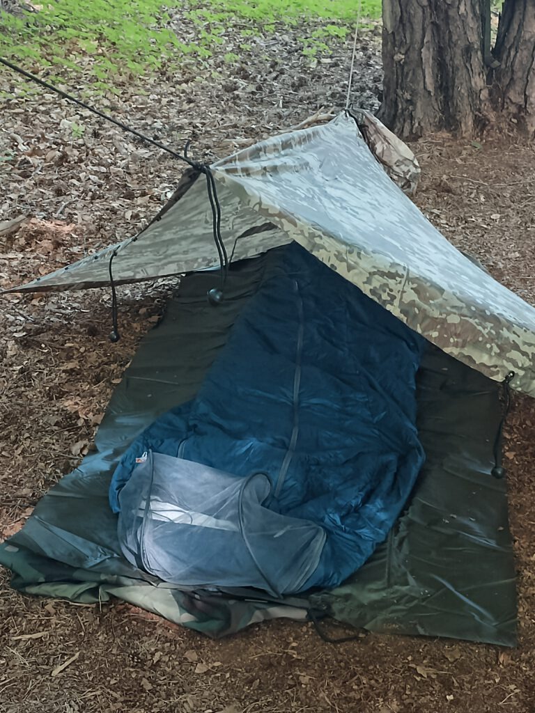 Wollschlafsack Survival mit 3D Moskitonetz im Waldcamp