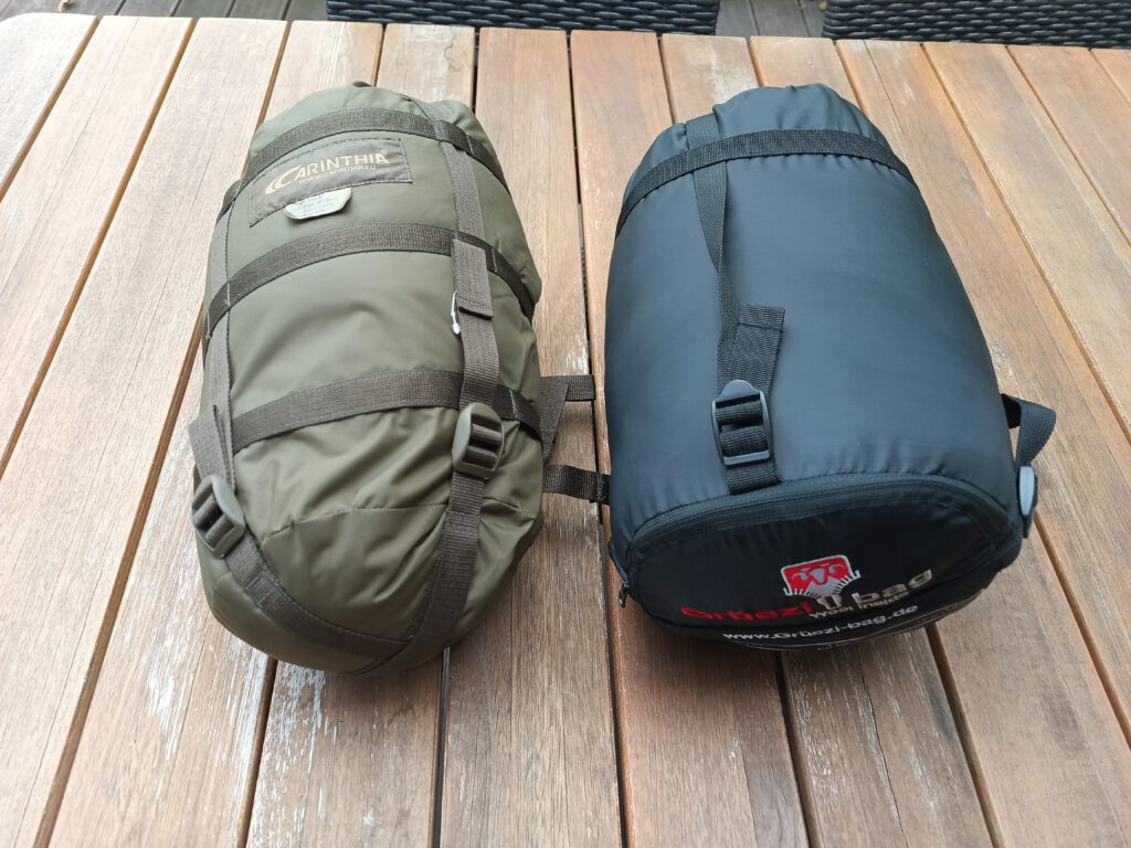 Packmaß Vergleich Sommerschlafsack Kunstfaser und Wollschlafsack Survival