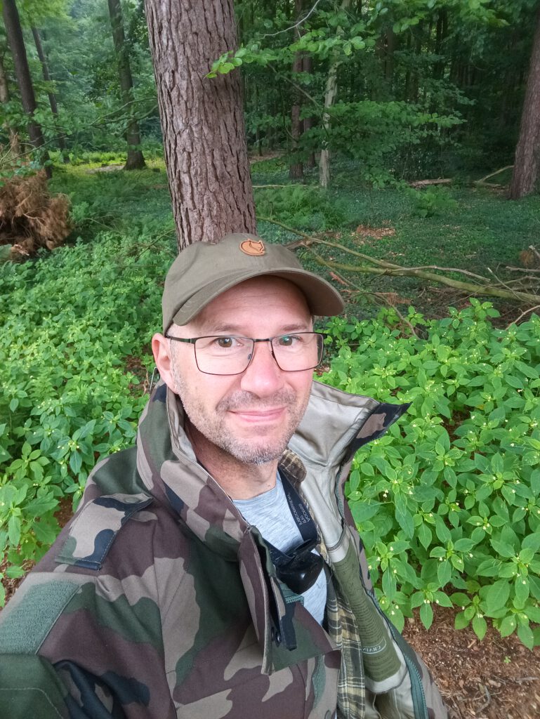 wasserdichte atmungsaktive Hardshelljacke im Wald getragen