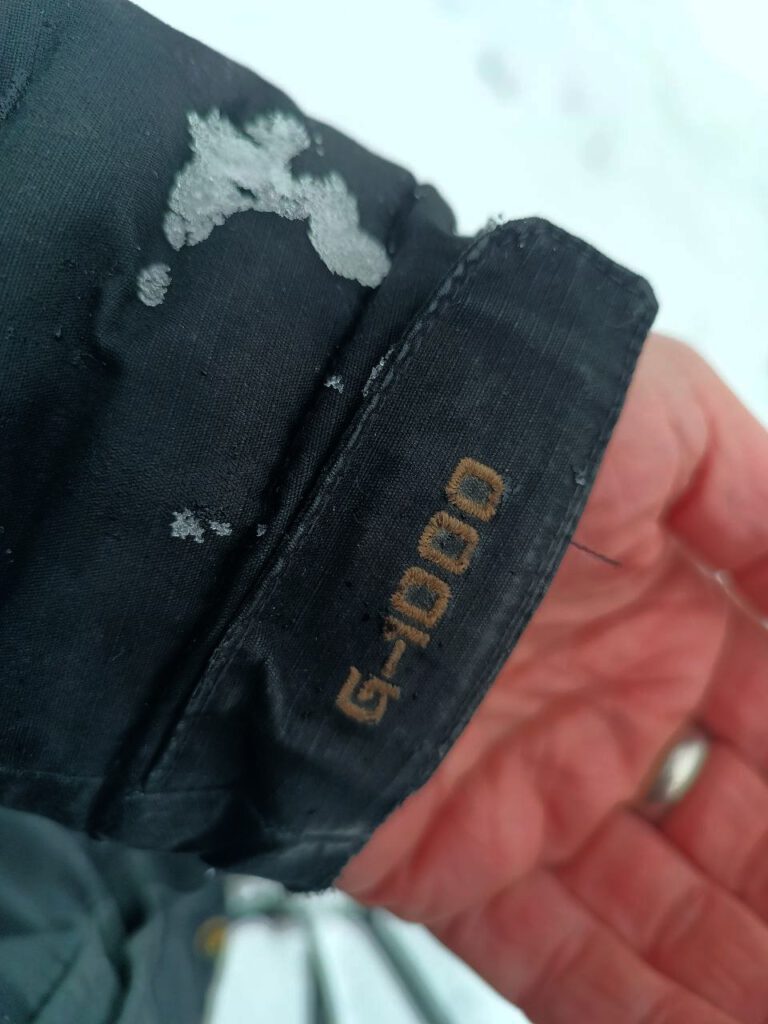 Fjällräven G-1000 Baumwollmischgewebe im Schnee Detailaufnahme