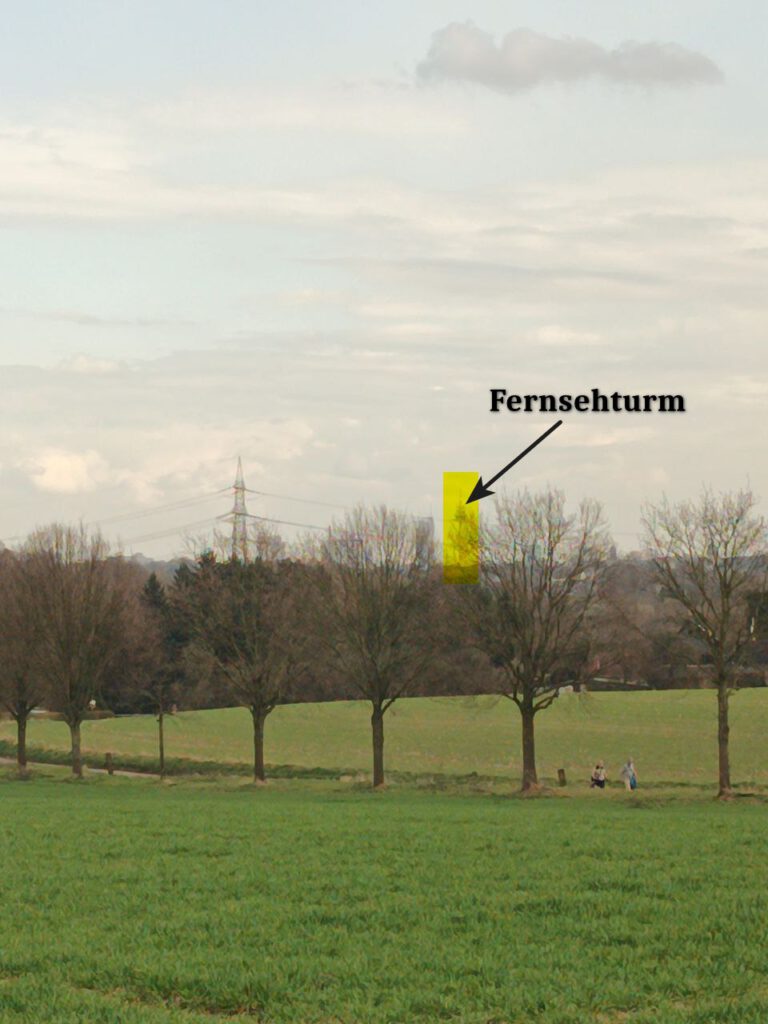 Fernsehturm zur Standortbestimmung mit Karte und Kompass