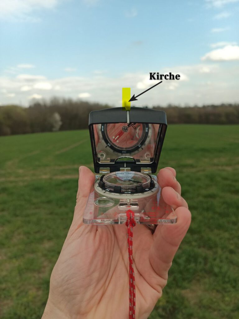 Kirchturm mit Kompass anpeilen Kreuzpeilung Navigation