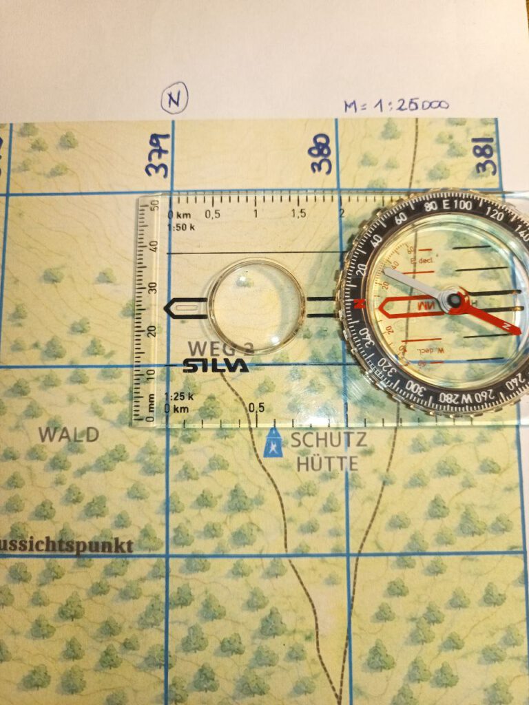 Ostwert mit Kompass auf topografischer Karte bestimmen UTM-Koordinaten Navigation