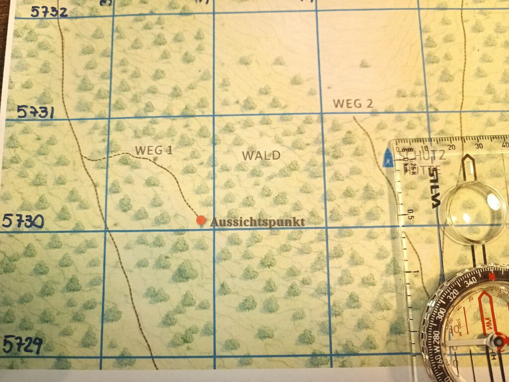 Nordwert mit Kompass aus einer topografischen Karte im UTM-Gitter ablesen