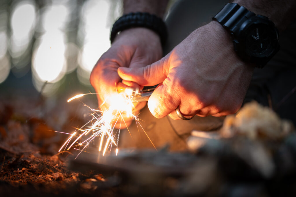 Feuer machen mit Firesteel – Funken schlagen auf Zunder im Wald